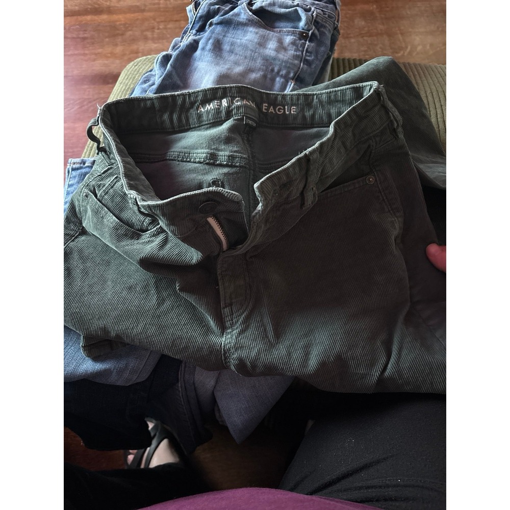 American Eagle Mom Straight Jean Green Corduroy Size 6 Regular